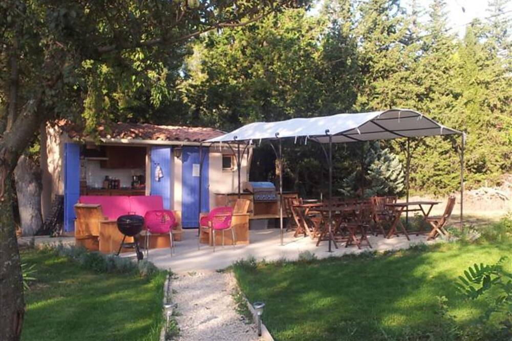 Thym, chambre authentique chambre d'hôtes avec cuisine en plein air pour le déjeuner et le dîner. in Mazan, Parc naturel régional du Mont-Ventoux