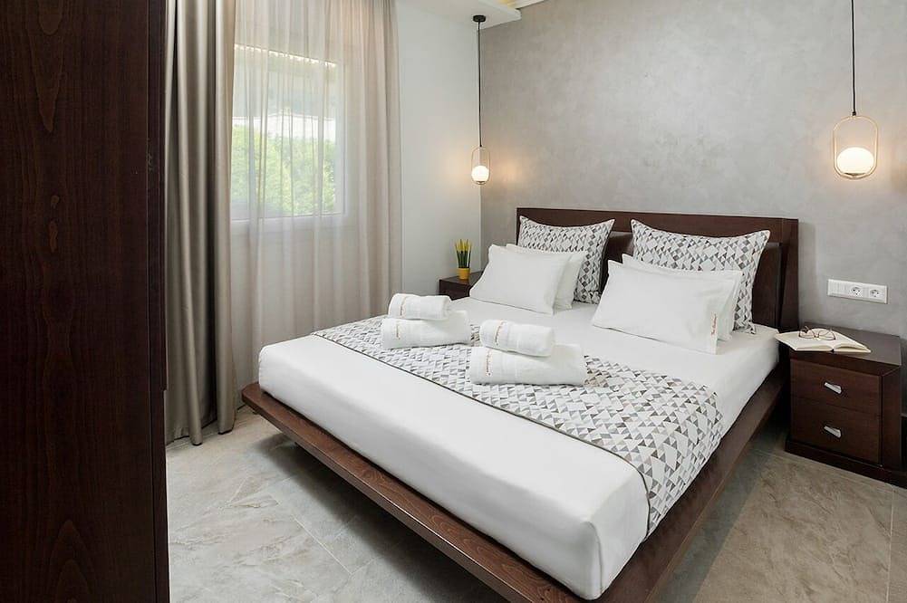Entire apartment, Villa between pine forest and golden beach by the sea! in Polychrono, Cassandra