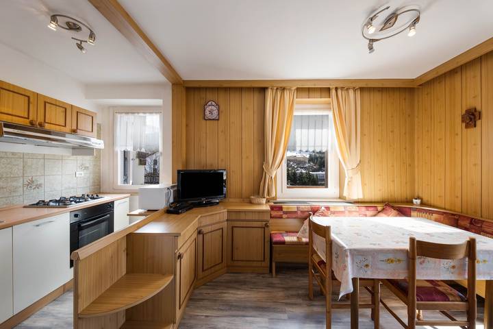 Entire apartment, Appartamento Primavera 1 with Mountain View, Wi-Fi, Balcony & Garden in Moena, Dolomiti Superski