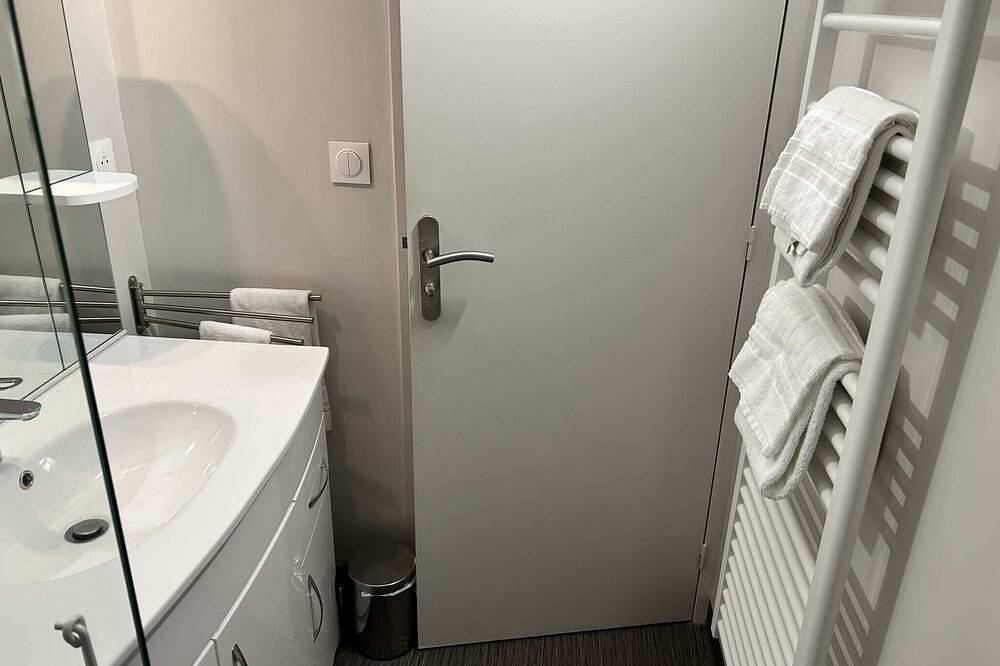 Entire apartment, 2-person air-conditioned 1-bedroom apartment near Aïga Resort Grand Sarcoui A01 in Châtel-Guyon, Volcans d'Auvergne Regional Nature Park