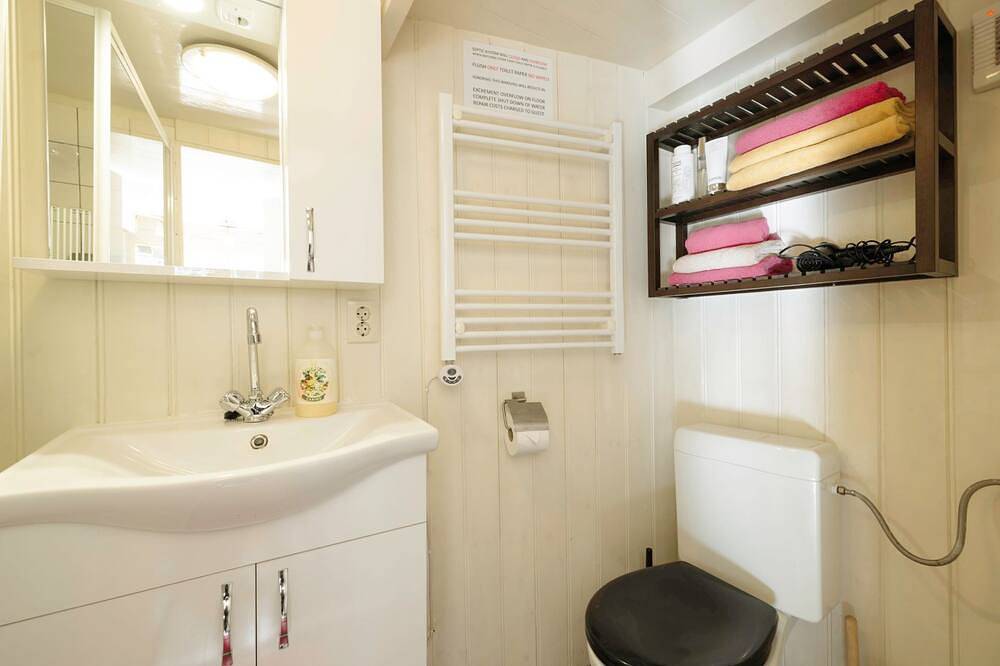 Nicely renovated houseboat located at the Canal belt in the historic centre. in Jordaan, Holländische Küste