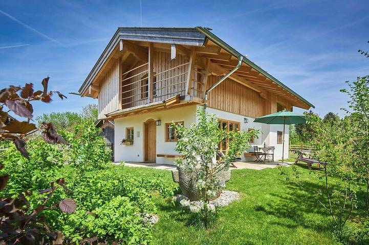 Ferienhaus für 4 Personen, mit Balkon und Garten in Rohrdorf