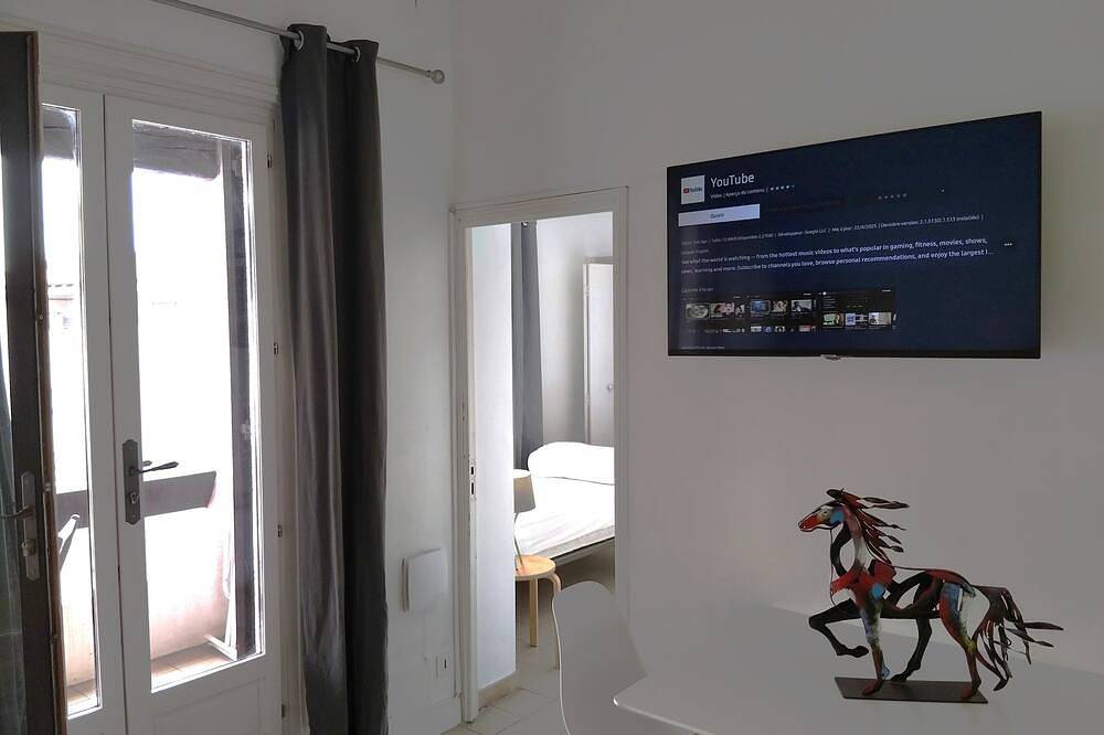 Entire apartment, 180 m from the beach, air-conditioned, dishwasher, induction, refurbished in Saintes-Maries-de-la-Mer, Mediterranean Coast (France)