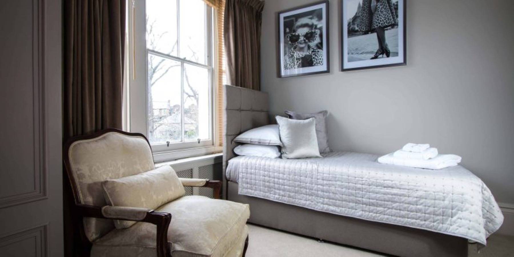 Entire holiday apartment, Twickenham 1-Bed Apartment, Sleeps 4 with Parking in Richmond upon Thames, London