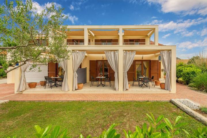 Gîte pour 4 personnes, avec terrasse à Nin - 3