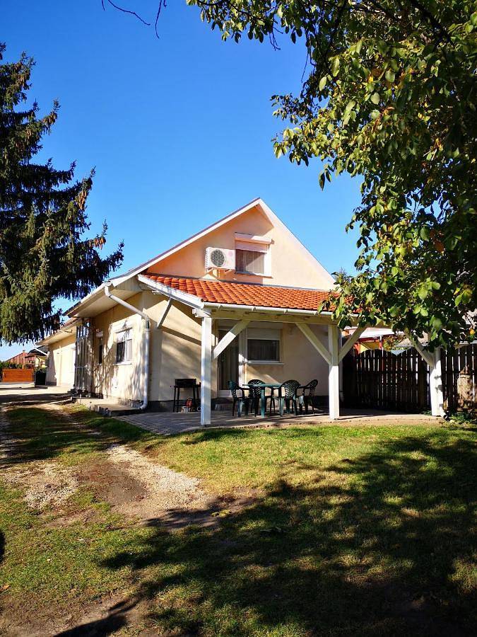 Ferienwohnung für 3 Personen, mit Terrasse und Garten in Balatonboglar