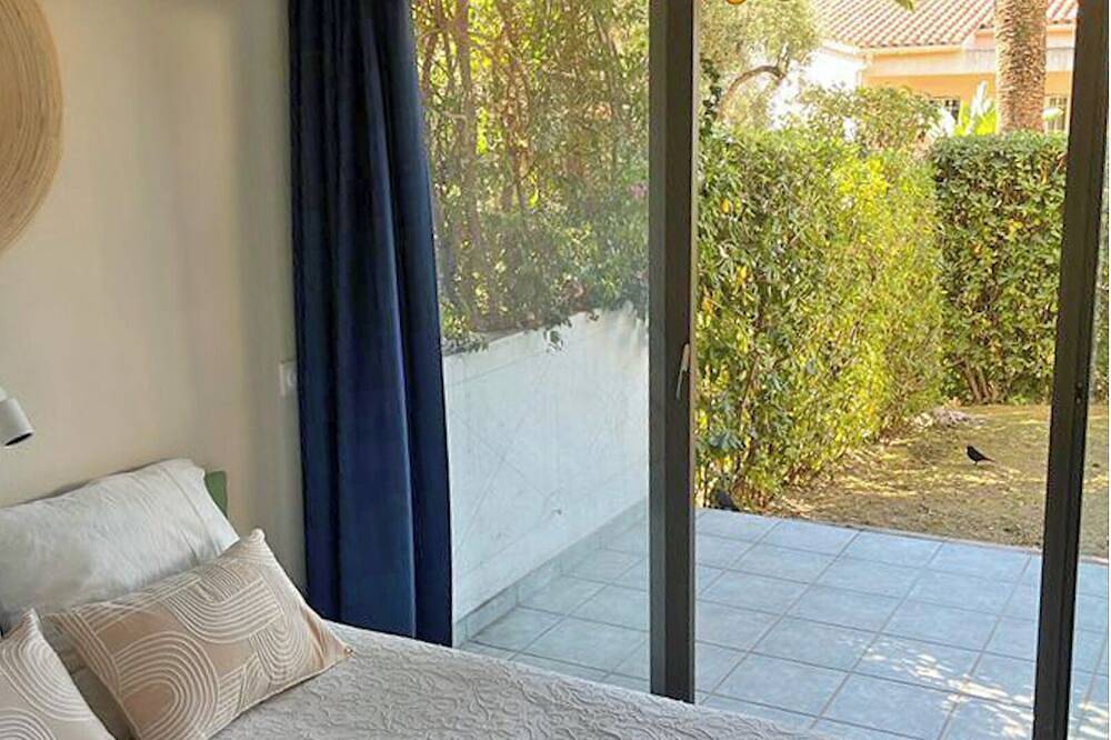 Entire apartment, 23. A cosy little apt with pool, tennis court & parking in a quiet residence in Villefranche-sur-Mer, Nice region