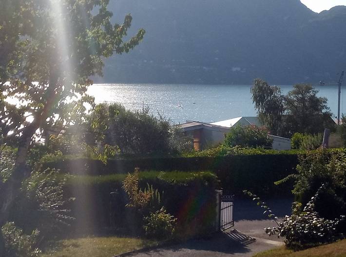 Gîte pour 2 personnes, avec terrasse ainsi que vue sur le lac et jardin à Tresserve - 2