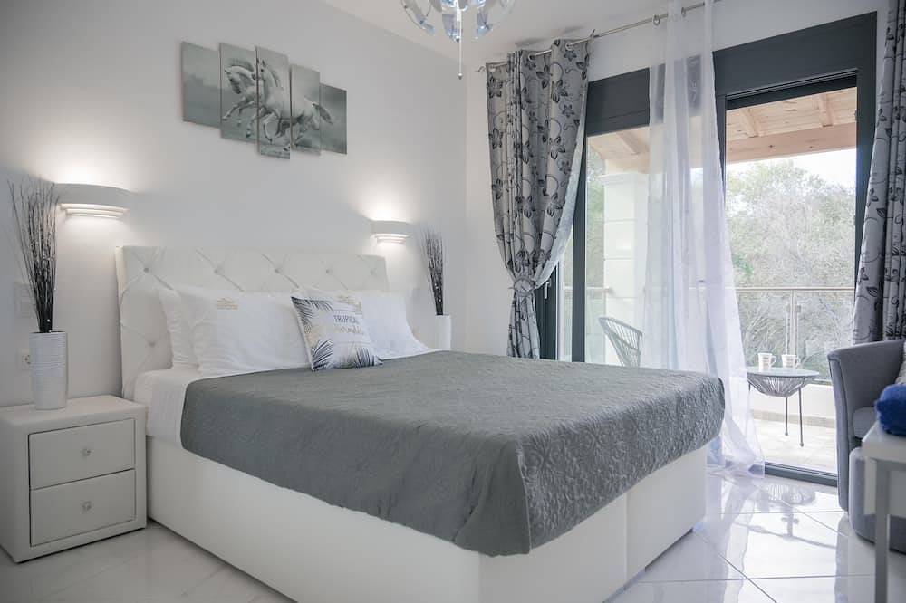 Luxury 5-Bedroom Corfu Villa, Near Messonghi Beach with Pool, Hot Tub & Bbq Area in Moraitika, Korfu