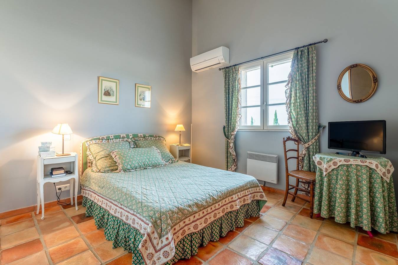 Chambre d’hôtes « Provence » avec terrasse partagée, jardin commun et Wi-Fi in Estézargues, Région de Nîmes