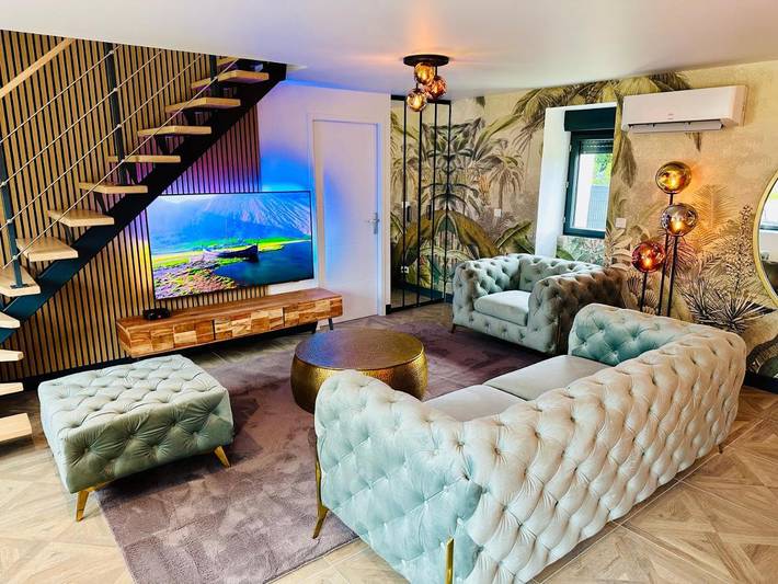 Location de vacances pour 8 personnes, avec terrasse et piscine à Ginouillac