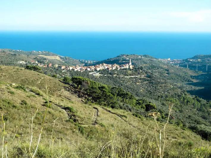 Casa vacanza per 10 persone, con piscina e giardino in Liguria
