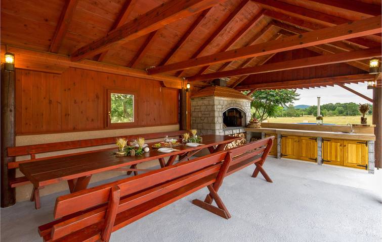 Charmante 2-Zimmer-Wohnung mit Terrasse in der Nähe des Flusses Lika in Gospitsch, Lika-Senj