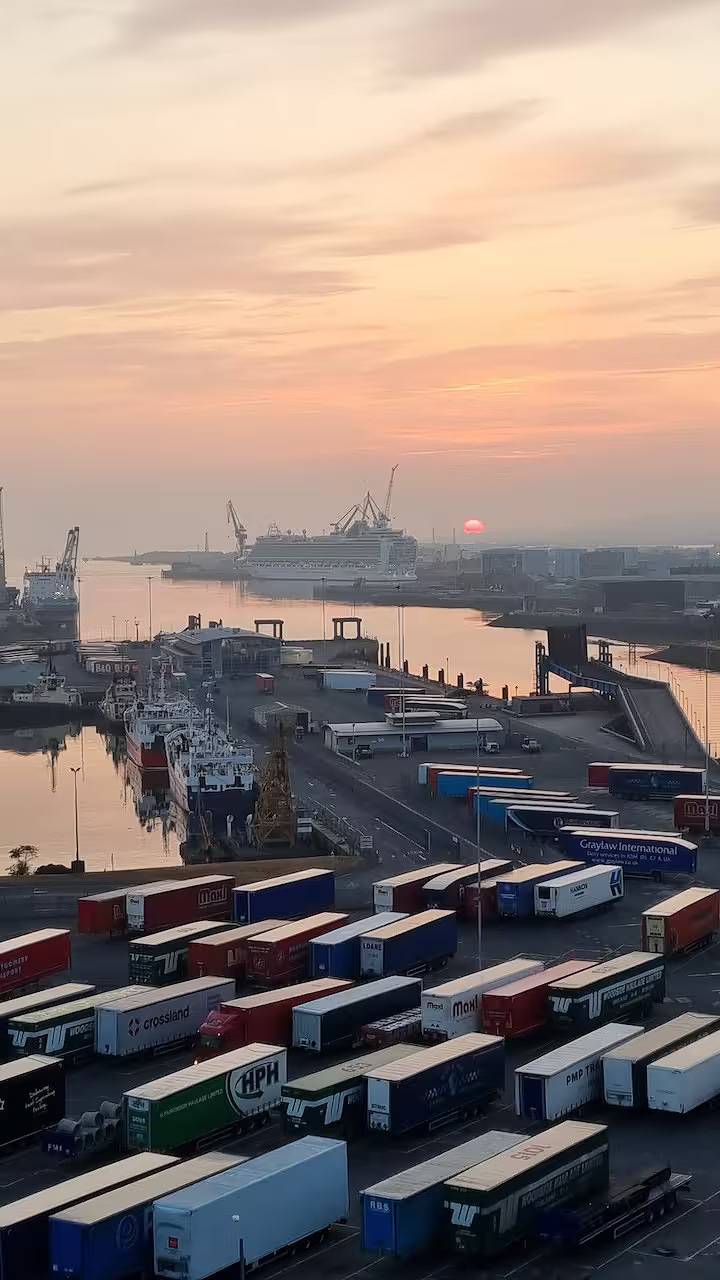 Ganze Wohnung, City Centre | Top Floor w/ Balcony & Sunset Views | Pass the Keys in Belfast, Grafschaft Antrim