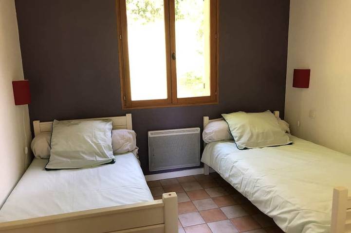 Gîte pour 6 personnes, avec piscine ainsi que jardin et terrasse à Simeyrols - 3