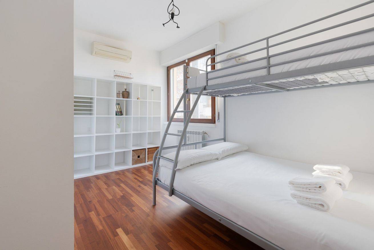 Apartamento inteiro, Modern Stay with Balcony near Niguarda Hospital in Milão, Milão (província)
