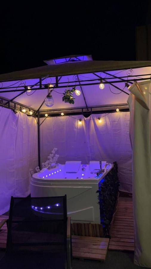 Piscine Privee Home Cinéma & Spa en Pleine Nature à 1h de Paris in Saclas, Essonne