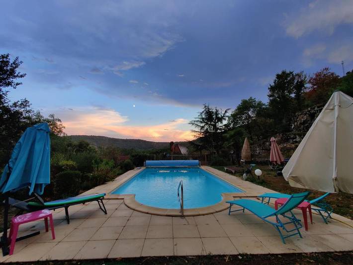 Location de vacances pour 6 personnes, avec Terrasse et Jardin ainsi que Piscine et Vue à Espagnac-Sainte-Eulalie