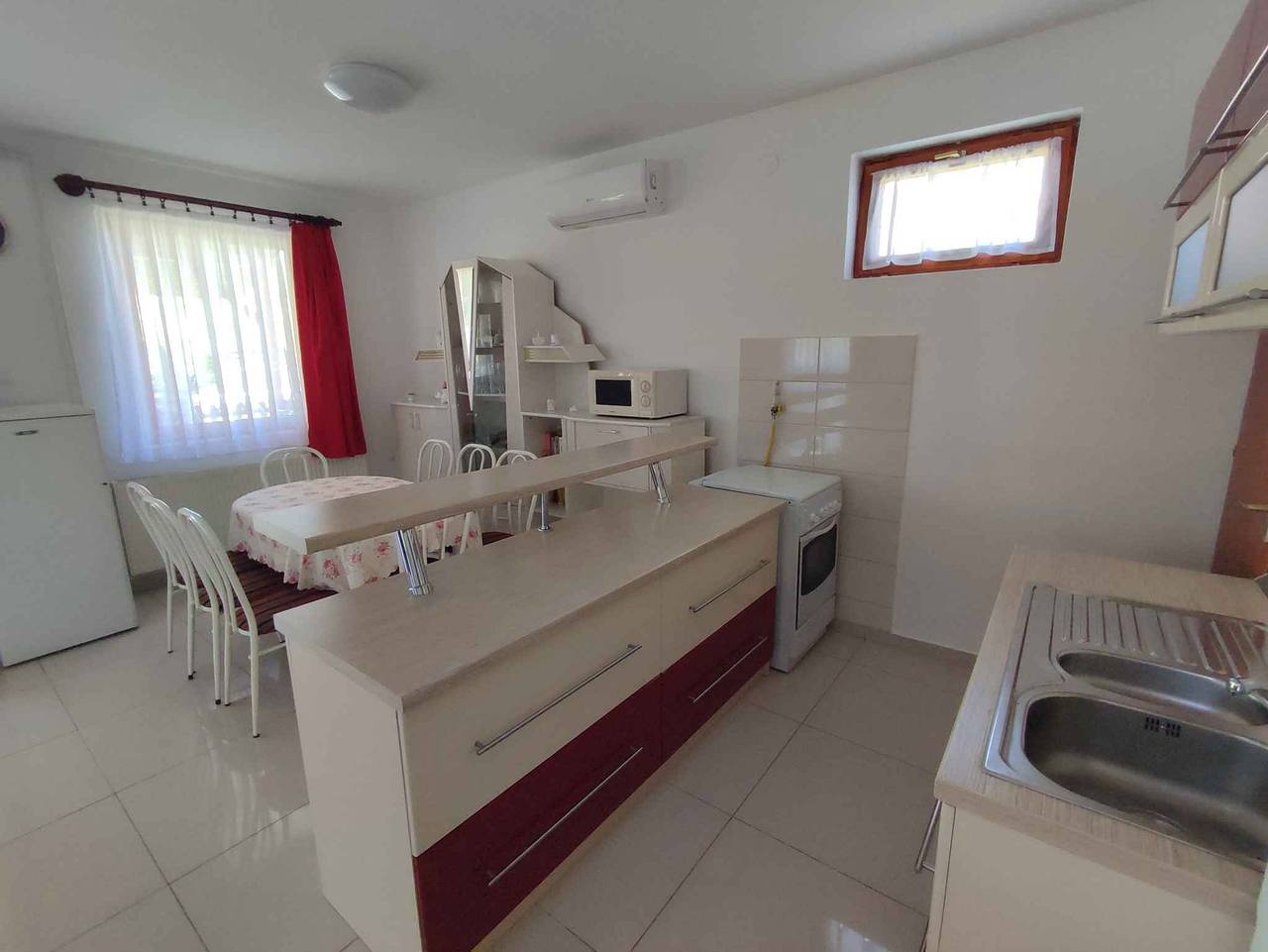 Ferienhaus mit Pool, Wlan und Klimaanlage  in Balatonkeresztur, Plattensee Südufer