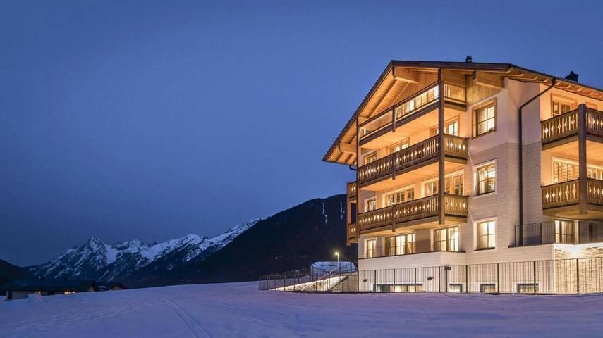 Chalet für 12 Personen, mit Balkon und Whirlpool sowie Pool und Sauna im Lechtal