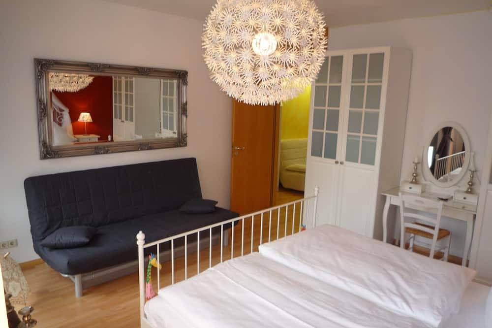 Entire apartment, Museum Island and Gendarmenmarkt! Sights on foot, elevator & balcony underground! in Mitte Berlin, Berlin