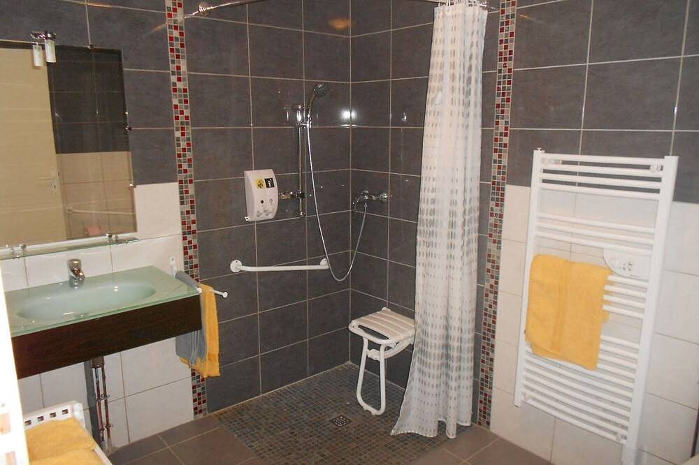 Chambre Pmr avec Salle d'Eau Privative, Grande Lit, et Petit-Déjeuner Inclus in Neuvy-Saint-Sépulchre in Neuvy-Saint-Sépulchre, Région de La Châtre
