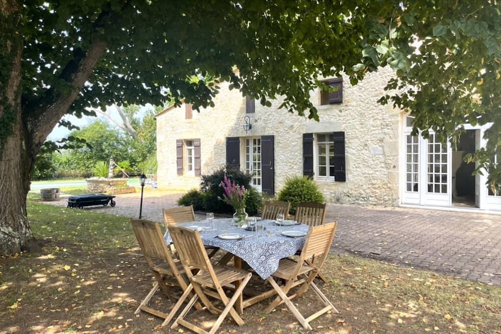 Maison de caractère,grande piscine, au milieu des vignes a 10mn de Saint Emilion in Sainte-Radegonde, Région de Libourne