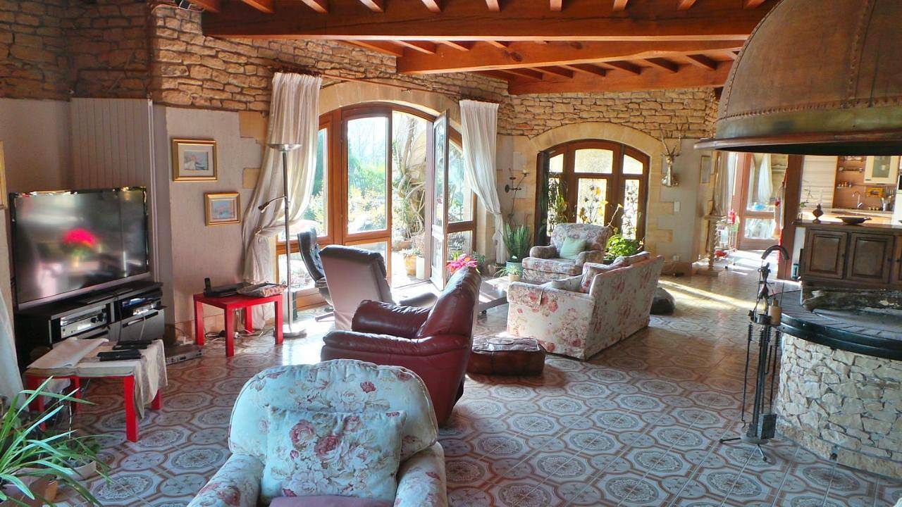Luxury family villa in the heart of Gascony. Large pool & gorgeous view in Tourdun, Gers