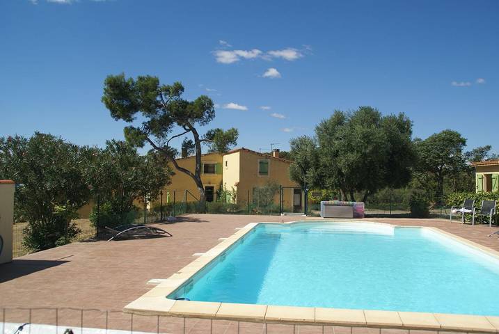 Gîte pour 4 personnes, avec Terrasse ainsi que Jardin et Piscine