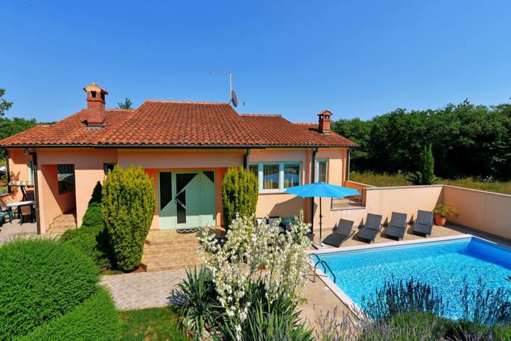 Holiday home for 10 people, with hot tub and garden as well as sauna in Croatia