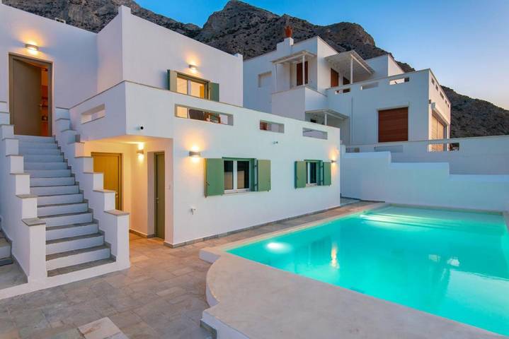 Location de vacances pour 4 personnes, avec piscine ainsi que vue et balcon dans Kamarès