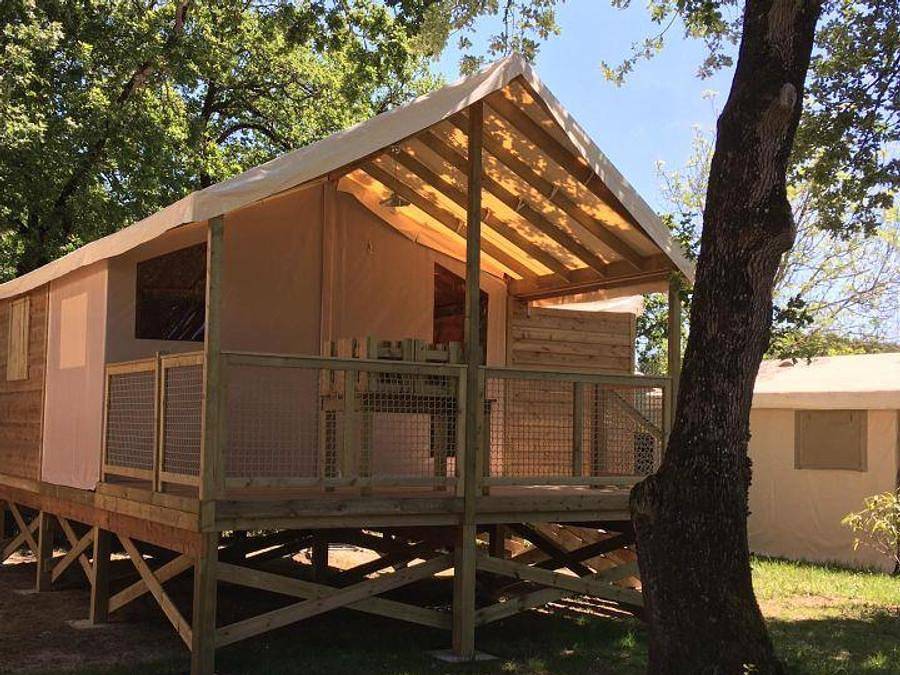 Camping Domaine d'Oléron   - Tente en toile et en bois 5 personnes - C- Lodge pilotis - 2 chambres 24m² avec terrasse couverte in Saint-Georges-d'Oléron, Côte de Beauté