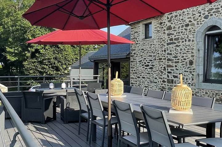 Gîte pour 14 personnes, avec jardin et jacuzzi à Bazougers