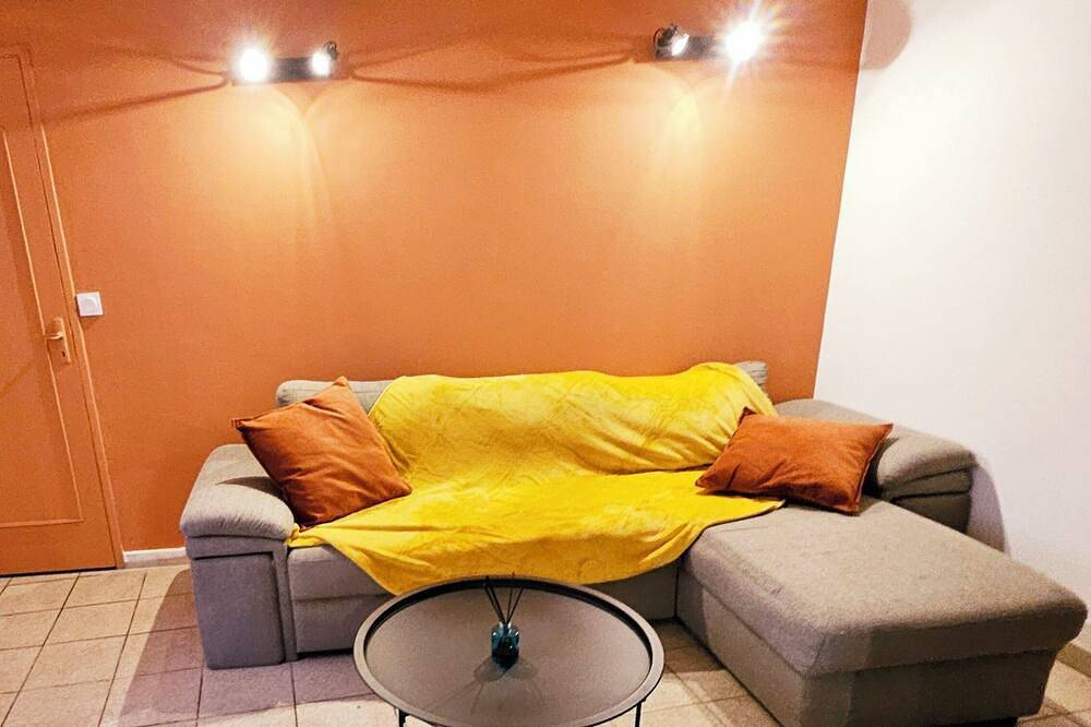 Entire apartment, Apartment Les Bourgardes in Caumont-sur-Durance, Vaucluse