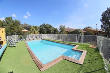 Gîte pour 2 personnes, avec piscine ainsi que terrasse et jardin à San-Gavino-di-Carbini