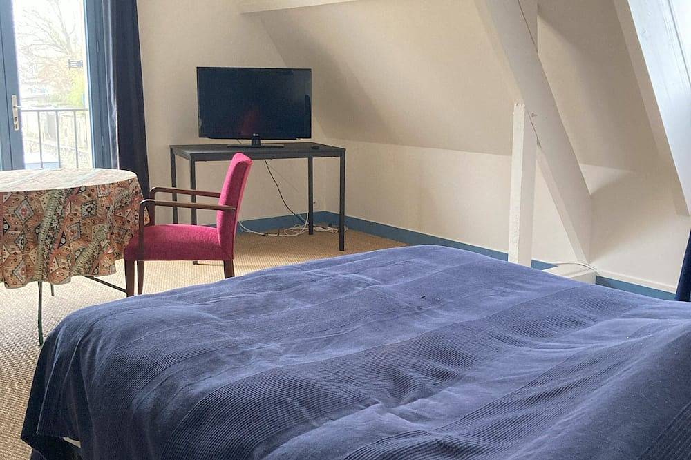 Chambre dans maison individuelle gare Paris Montparnasse en 50 minutes in Houdan, Yvelines