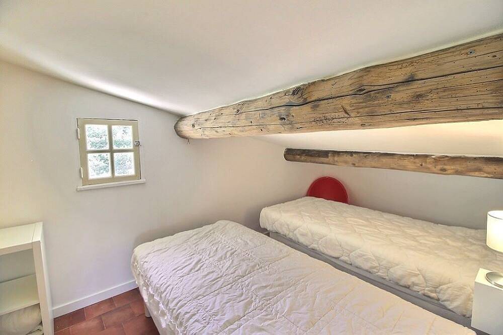 Magnificent Restored Mas With View On The Heights Of Venasque in Venasque, Parc naturel régional du Mont-Ventoux