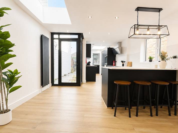 Perfect Booking | Modern 4-Bed Home with Garden in Windsor, Berkshire