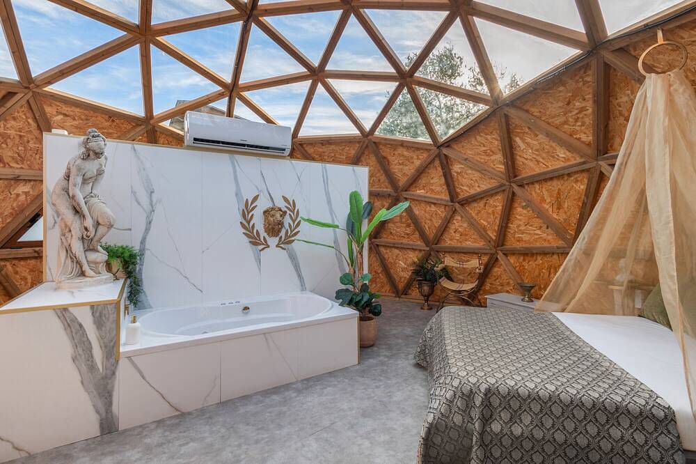 Entire apartment, Apartment 'Suite Atrium Bubble' with Private Terrace, Wi-Fi and Air Conditioning in Canyelles (Barcelona), Garraf