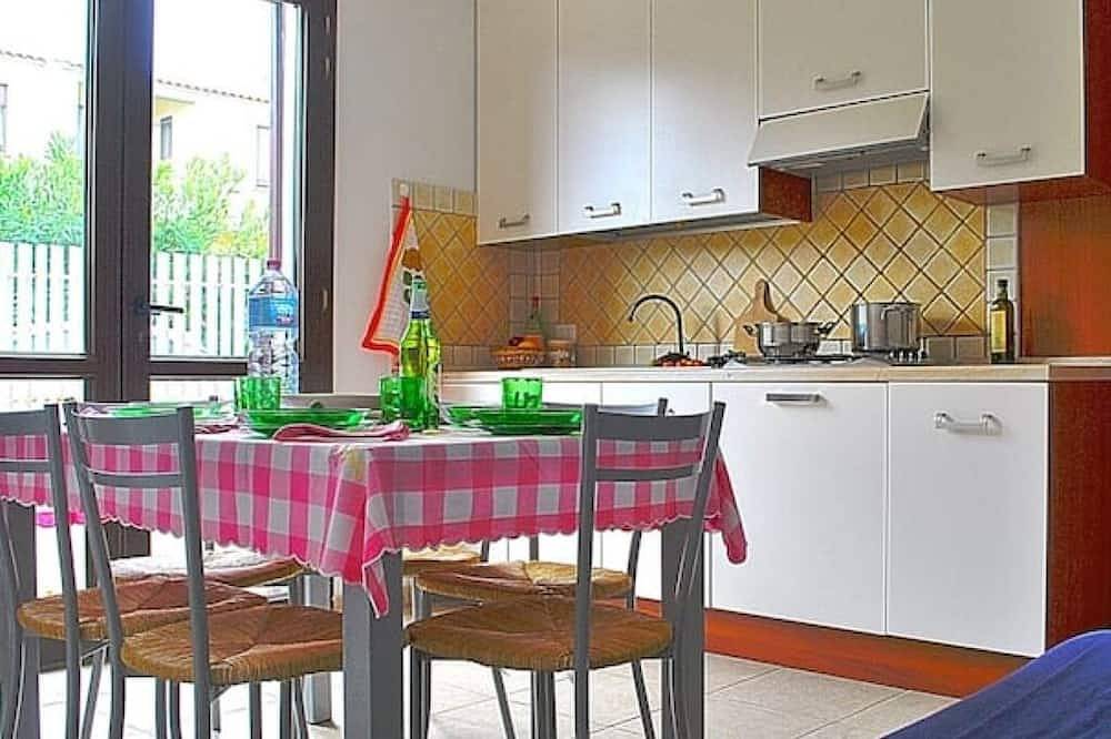 Ganze Wohnung, Sardinia, 50mt walk to the Beach in La Ciaccia, Sardinien