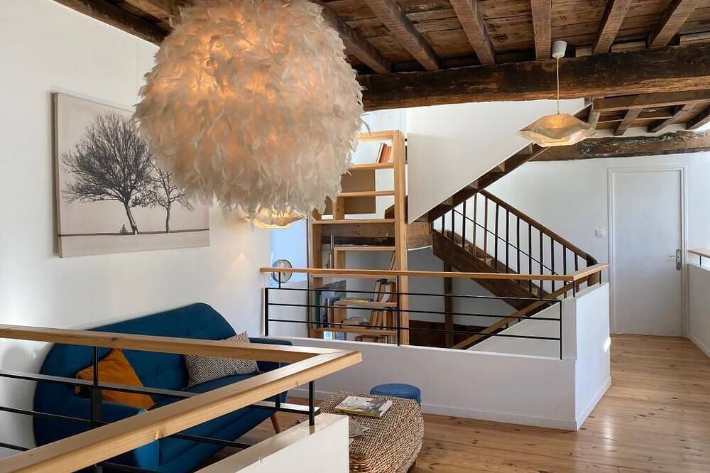 Superb contemporary gîte at the foot of the mountains, fireplace, wifi, barbecue in Issor, Béarn