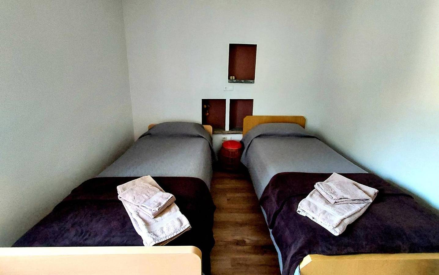 Villa 'Refugi Del Esquirol' con vistas a la montaña, piscina privada y Wi-Fi in San Baudilio de Llusanés, Pirineos