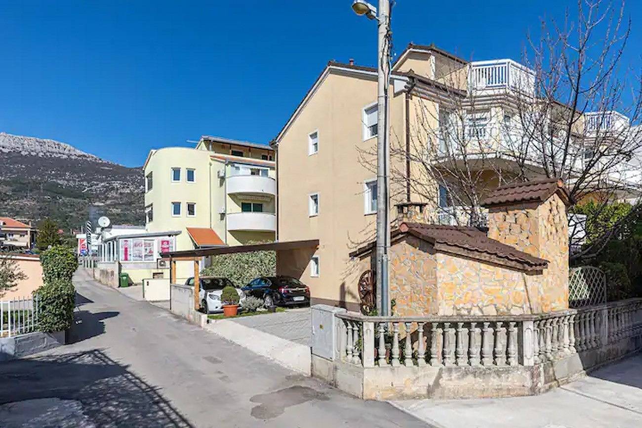 Ganze Wohnung, 2-Zimmer-Ferienwohnung mit Terrasse und Meerblick Kastel Luksic, Kastela A-22071-c in Kastel Luksic, Kaštela