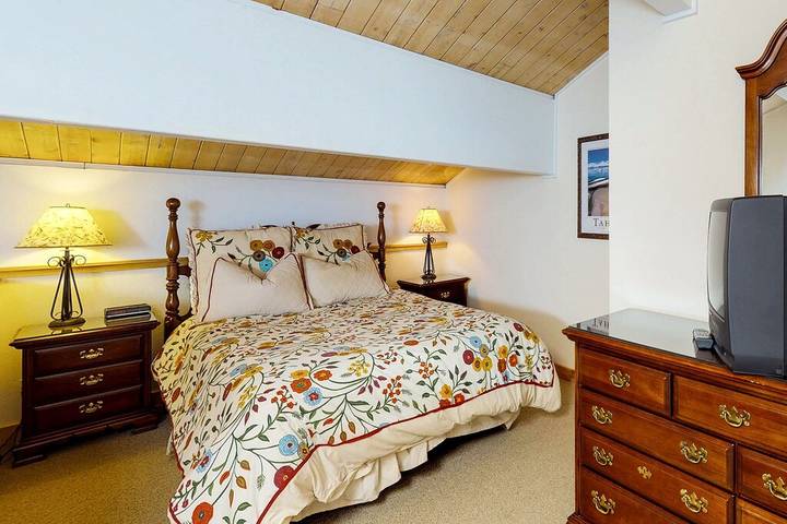 Vacation rental for 6 people, with sauna and pool as well as balcony in Kings Beach