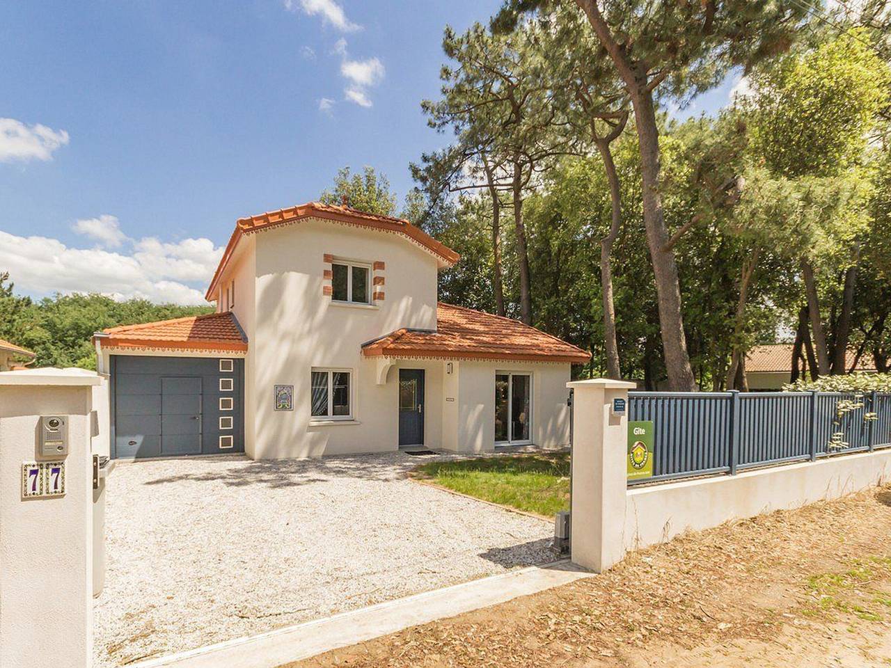 Casa contemporánea con jardín, cerca de la playa, ideal para familias, equipada con Wifi y garaje. in Saint-Brévin l'Océan, Saint-Brevin-les-Pins