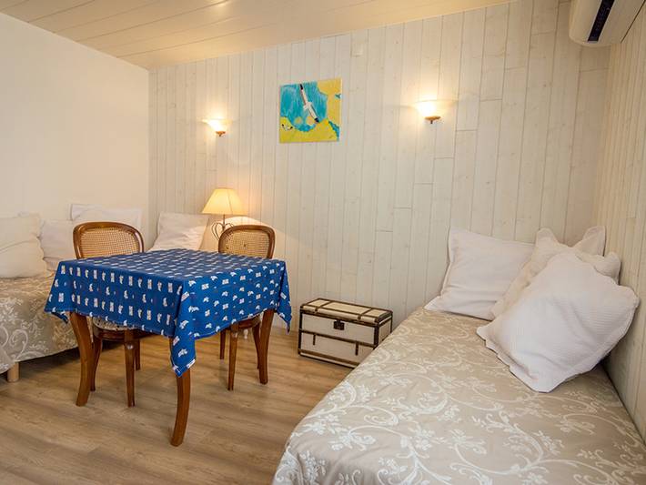 Ganze Wohnung, Renoviertes Dorfhaus, ruhige Terrasse, Parkplatz in Mèze, Mittelmeerküste (Frankreich)