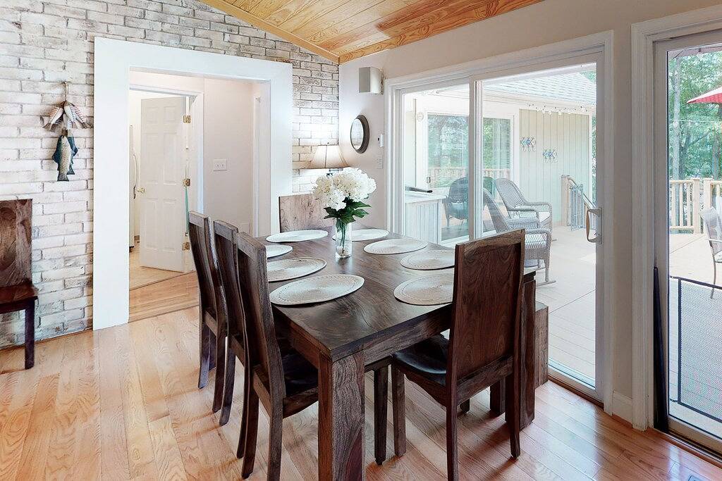 Haus am See mit Granit, Kamin, Seeblick & Dock! in Lake Anna