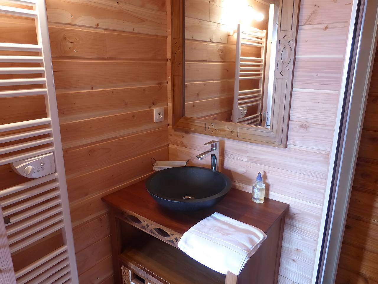 Petite maison 'Du Verger Saint Vincent' avec vue montagne, terrasse privée et climatisation in Beaujeu, Beaujolais