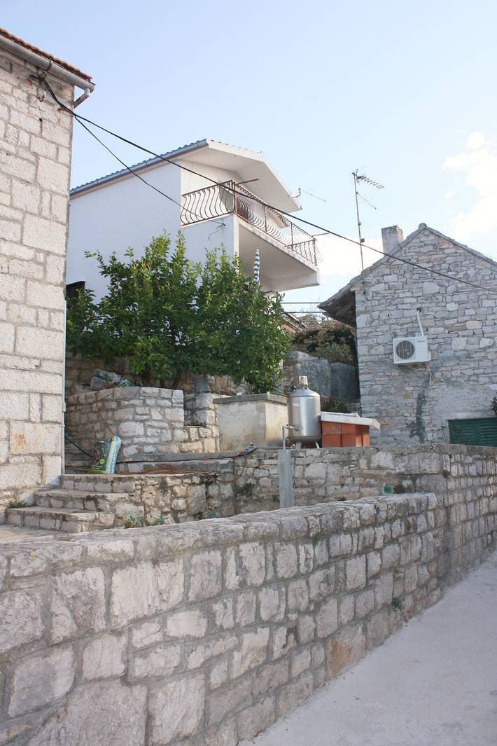 Ganze Wohnung, 2-Zimmer-Ferienwohnung mit Balkon und Meerblick Maslinica, Solta -a in Maslinica, Solta