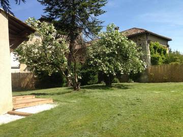 Location de vacances pour 8 personnes, avec terrasse et jardin à Annesse-et-Beaulieu